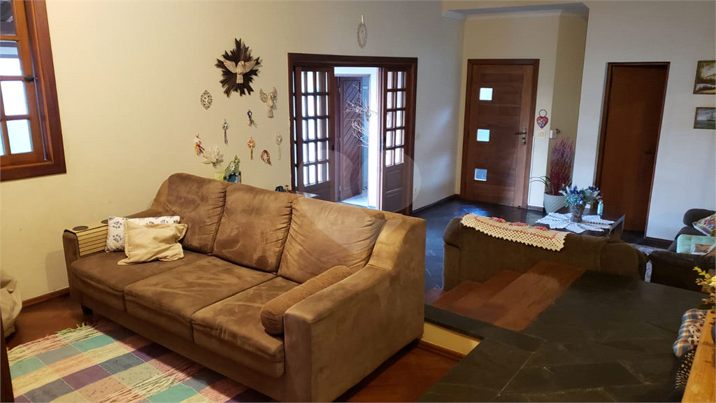 Casa com 3 quartos, piscina e churrasqueira.