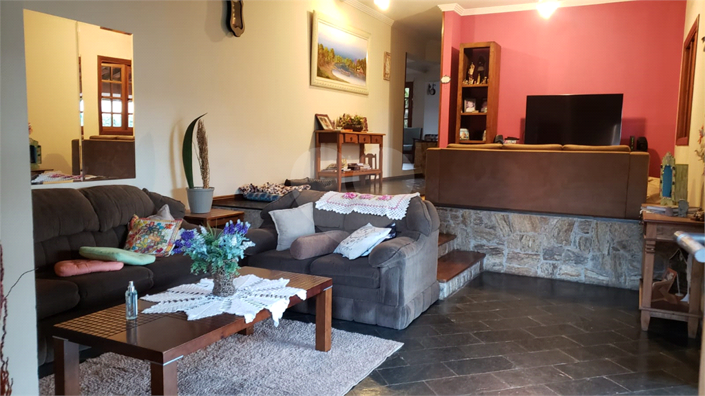 Casa com 3 quartos, piscina e churrasqueira.