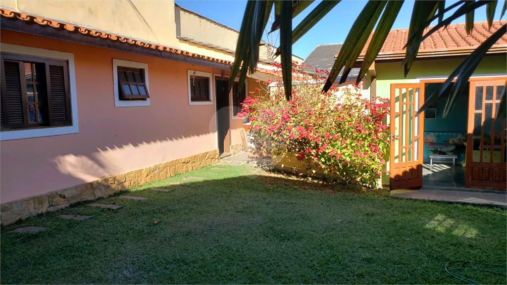 Casa com 3 quartos, piscina e churrasqueira.
