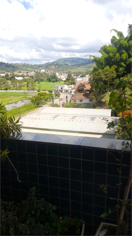 Apartamento Mobiliado à Venda em Lambari - MG | 2 Suítes, 3 Varandas com Vista para a Serra e Lago