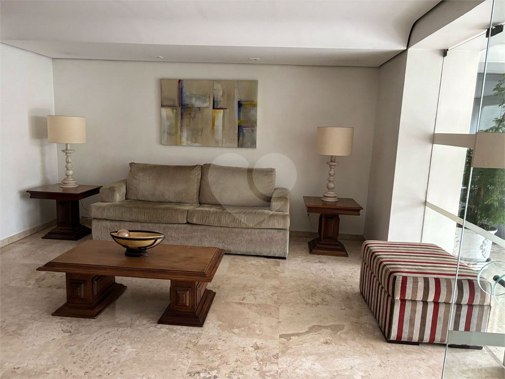 Apartamento em Moema com 2 quartos, sacada, 1 vaga de garagem
