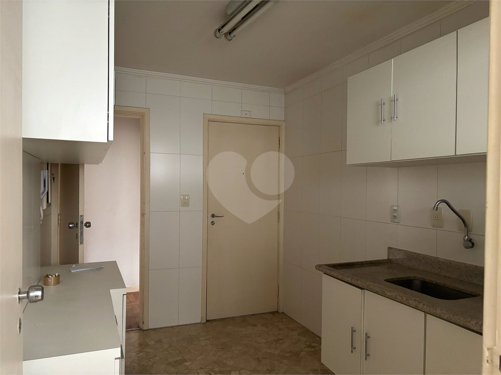 Apartamento em Moema com 2 quartos, sacada, 1 vaga de garagem