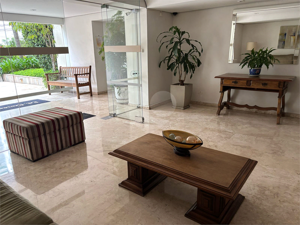 Apartamento em Moema com 2 quartos, sacada, 1 vaga de garagem