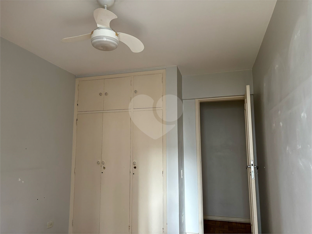 Apartamento em Moema com 2 quartos, sacada, 1 vaga de garagem