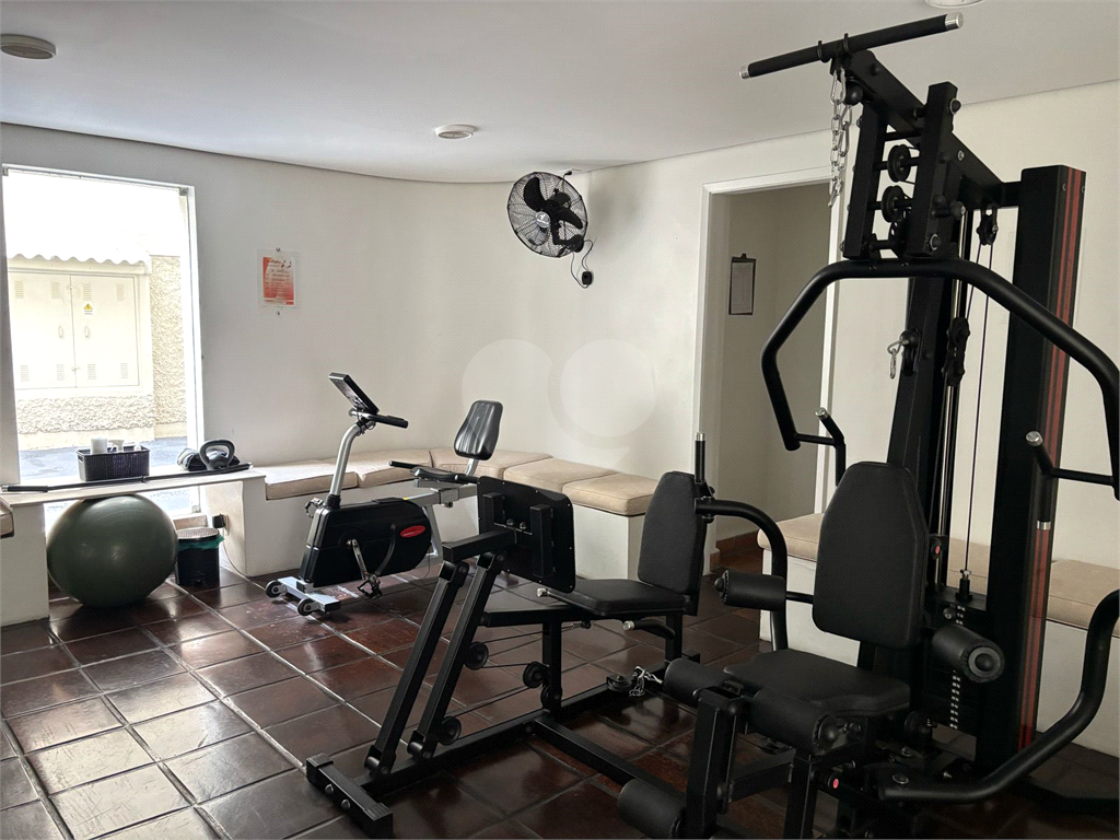 Apartamento em Moema com 2 quartos, sacada, 1 vaga de garagem