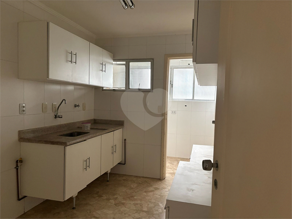 Apartamento em Moema com 2 quartos, sacada, 1 vaga de garagem