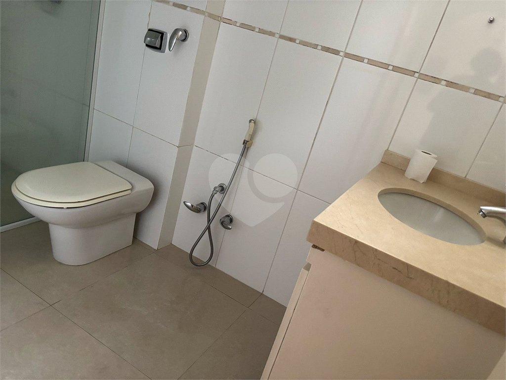 Apartamento em Moema com 2 quartos, sacada, 1 vaga de garagem