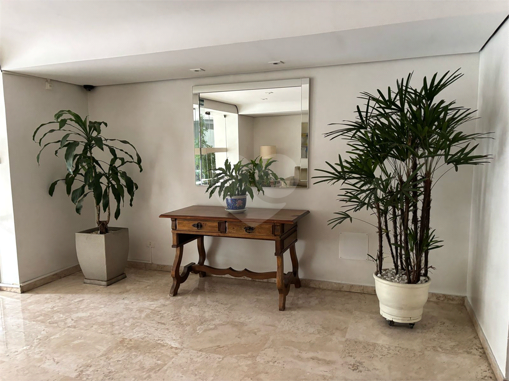 Apartamento em Moema com 2 quartos, sacada, 1 vaga de garagem