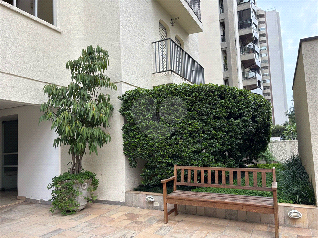 Apartamento em Moema com 2 quartos, sacada, 1 vaga de garagem