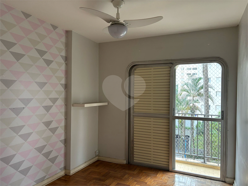 Apartamento em Moema com 2 quartos, sacada, 1 vaga de garagem