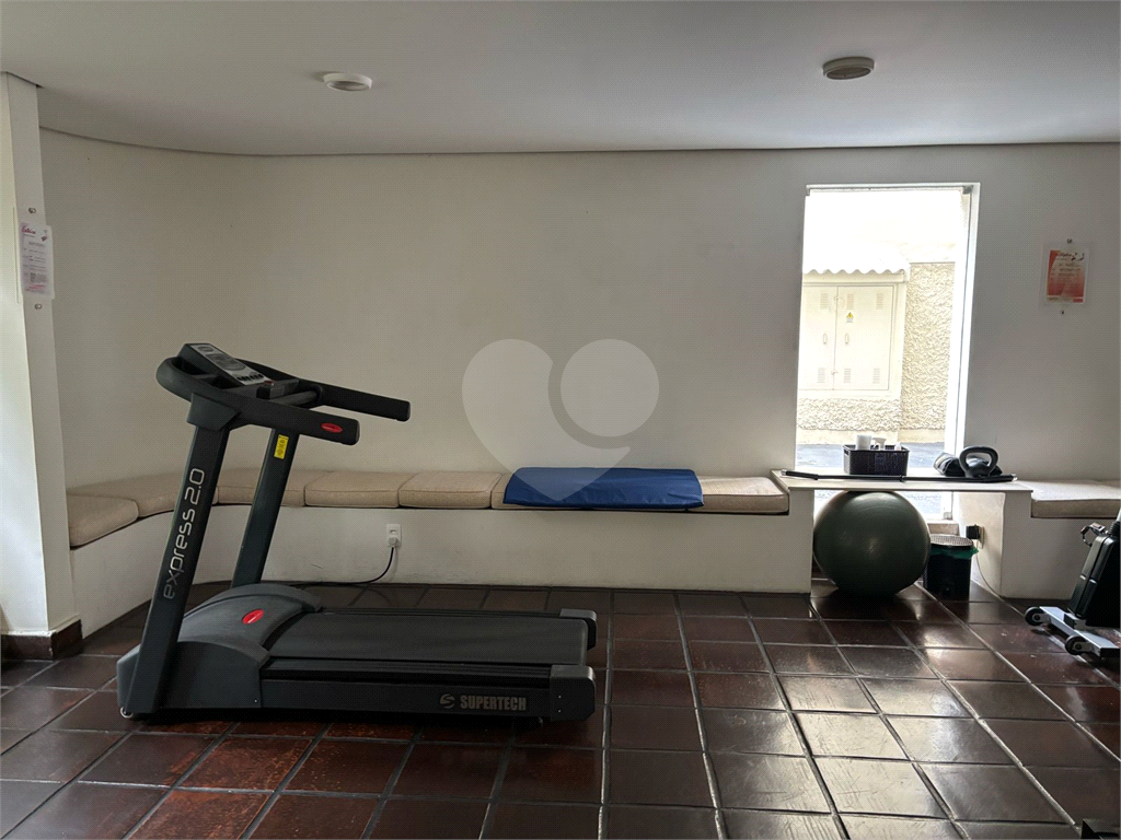 Apartamento em Moema com 2 quartos, sacada, 1 vaga de garagem