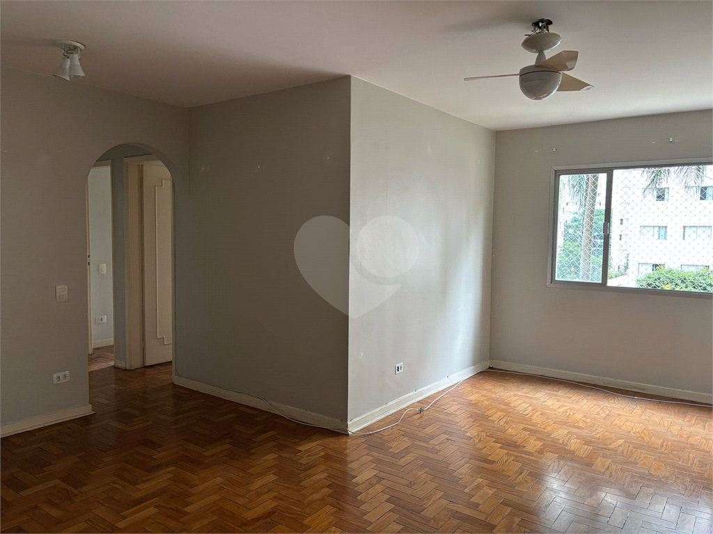 Apartamento em Moema com 2 quartos, sacada, 1 vaga de garagem