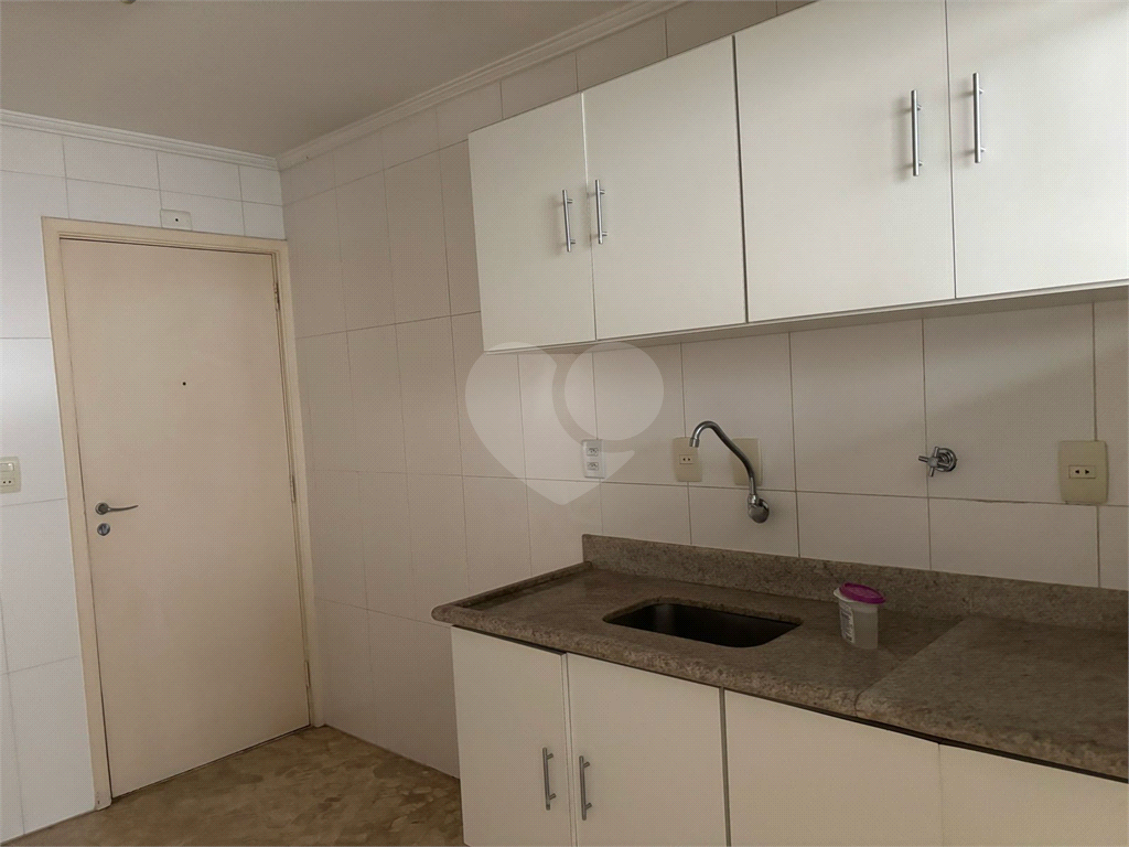 Apartamento em Moema com 2 quartos, sacada, 1 vaga de garagem