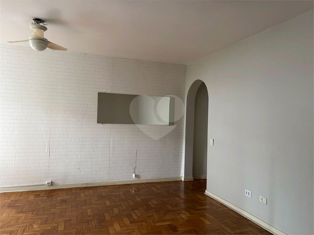 Apartamento em Moema com 2 quartos, sacada, 1 vaga de garagem
