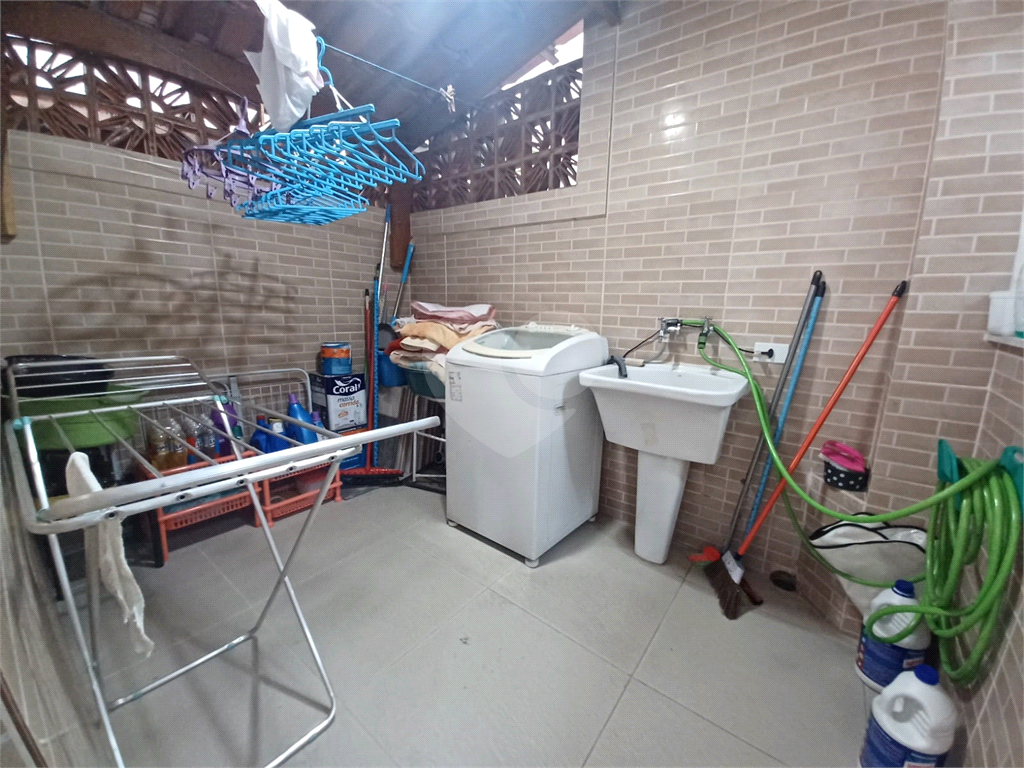 Apto Amplo Santana . 03 dormitorios, Sala, Cozinha, Lavanderia, 01 Wc., Quintal. 05 minutos metro Santana. Sem Vaga.