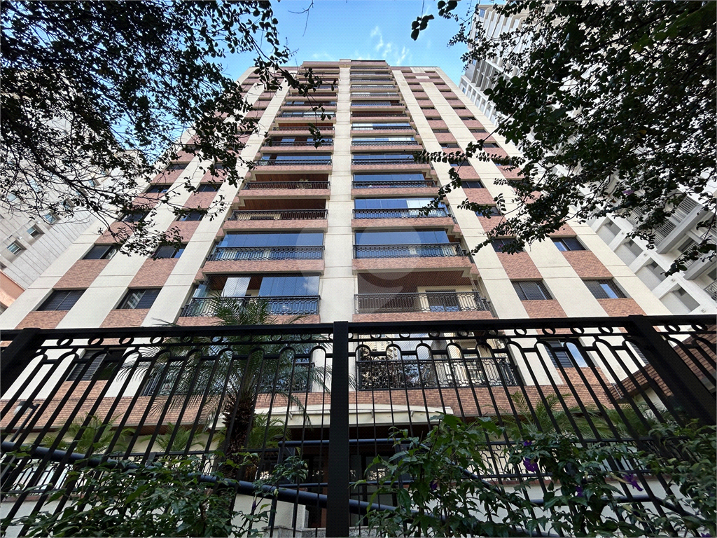 Apartamento com 126m² com 03 suítes e 03 vagas de garagem fixas. 