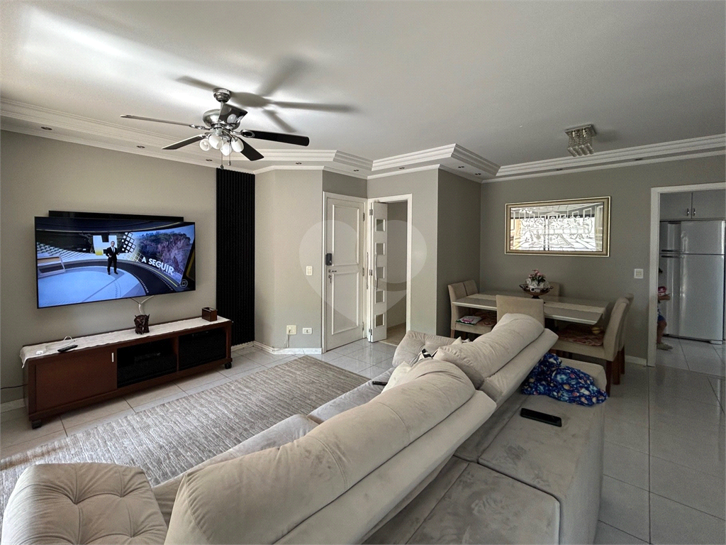 Apartamento com 126m² com 03 suítes e 03 vagas de garagem fixas. 