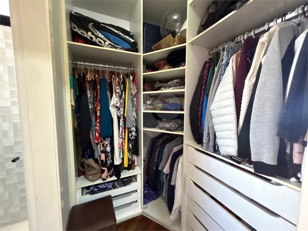 Apartamento com 126m² com 03 suítes e 03 vagas de garagem fixas. 
