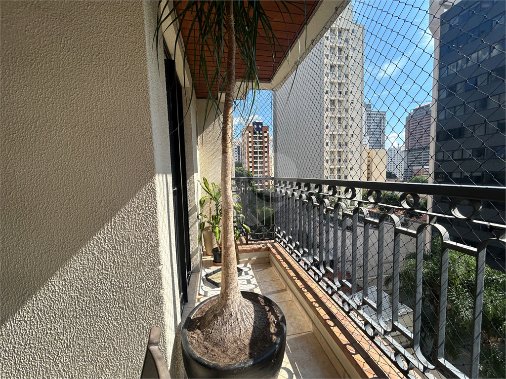 Apartamento com 126m² com 03 suítes e 03 vagas de garagem fixas. 