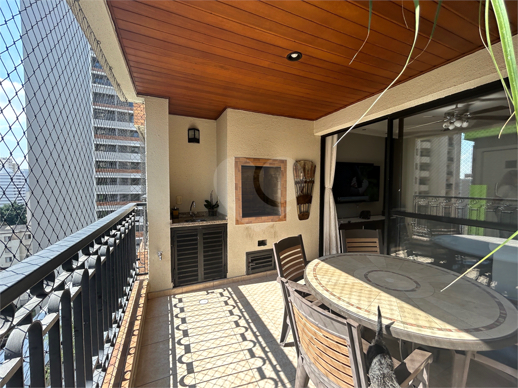 Apartamento com 126m² com 03 suítes e 03 vagas de garagem fixas. 