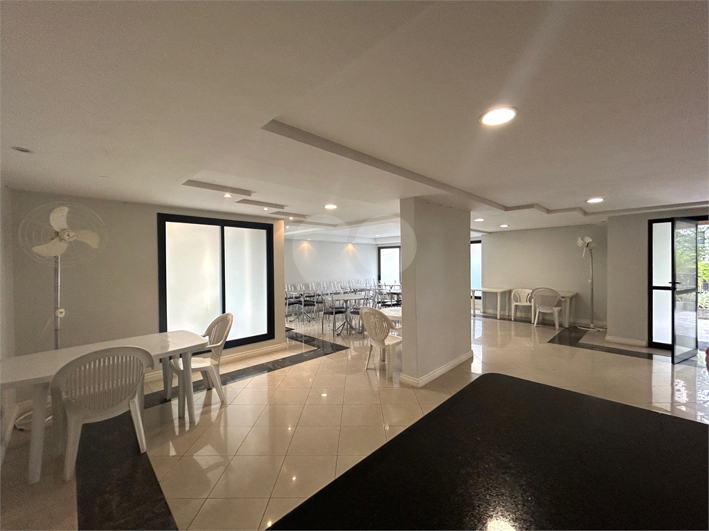 Apartamento com 126m² com 03 suítes e 03 vagas de garagem fixas. 