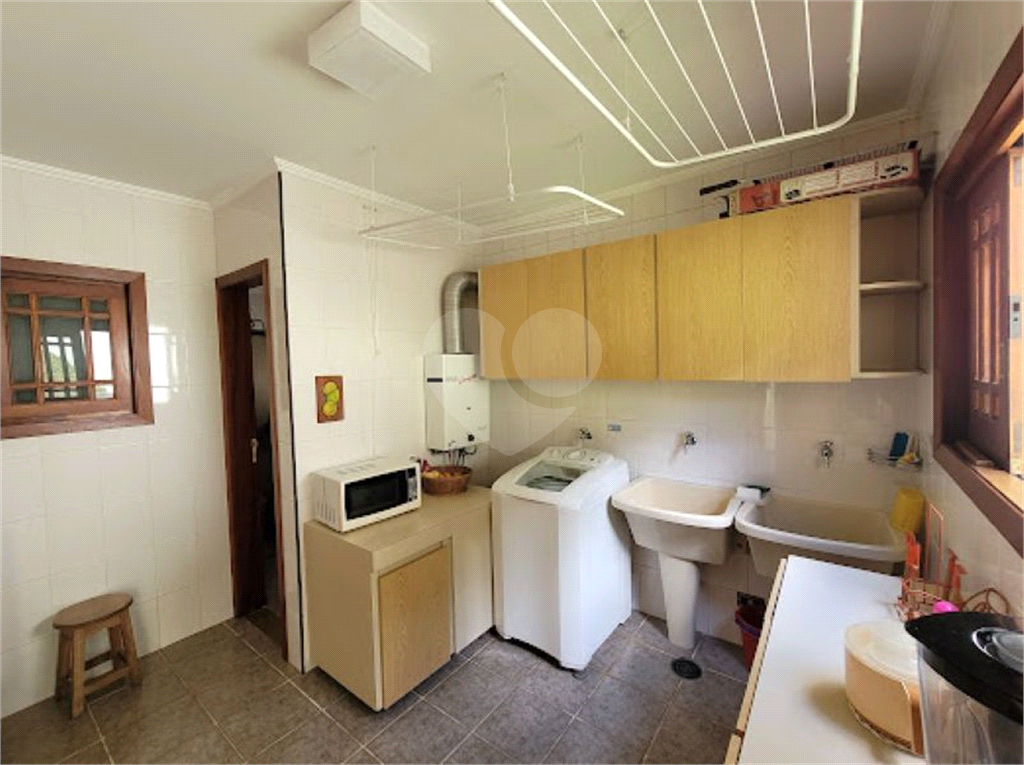CASA ENCANTADORA EM CONDOMÍNIO FECHADO COM VISTA PARA A NATUREZA.