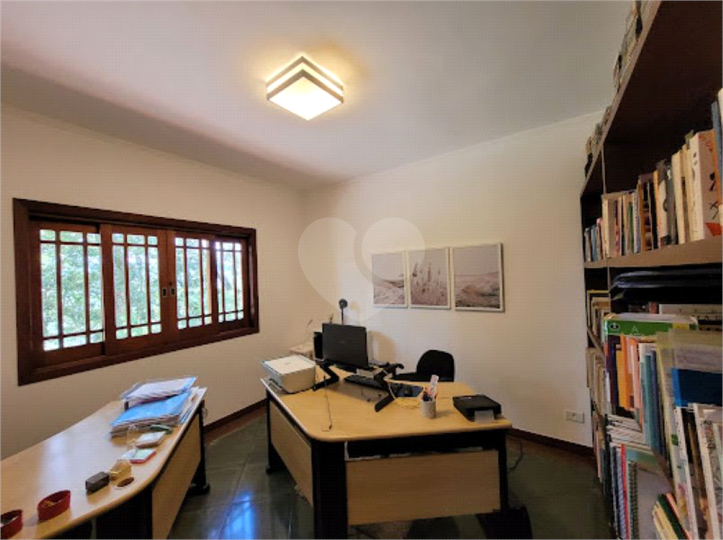 CASA ENCANTADORA EM CONDOMÍNIO FECHADO COM VISTA PARA A NATUREZA.