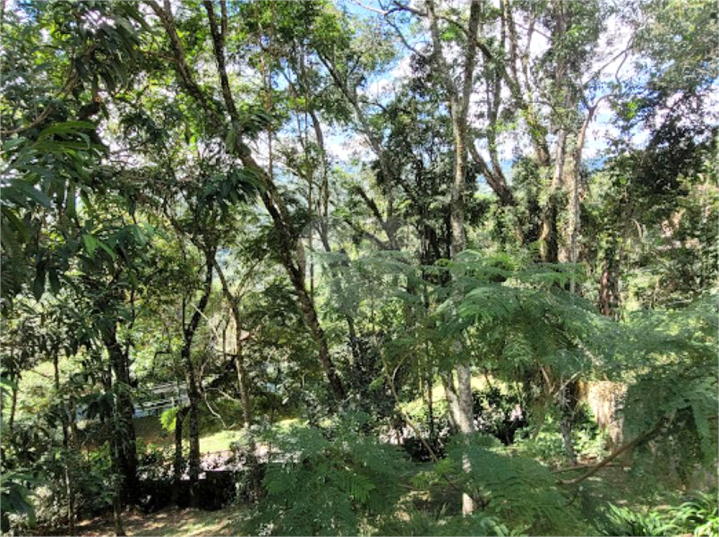 CASA ENCANTADORA EM CONDOMÍNIO FECHADO COM VISTA PARA A NATUREZA.