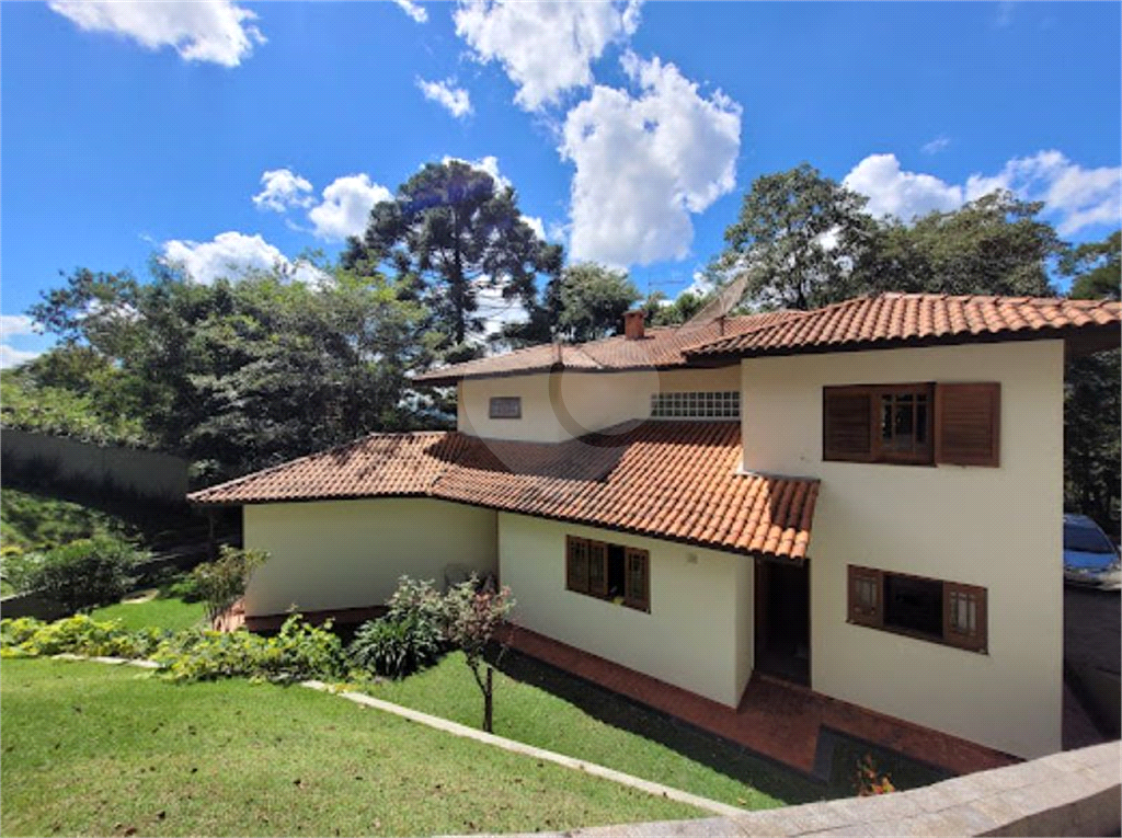 CASA ENCANTADORA EM CONDOMÍNIO FECHADO COM VISTA PARA A NATUREZA.