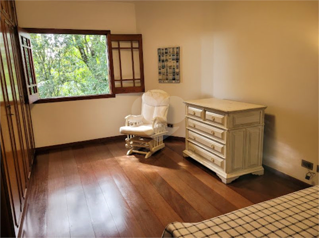CASA ENCANTADORA EM CONDOMÍNIO FECHADO COM VISTA PARA A NATUREZA.