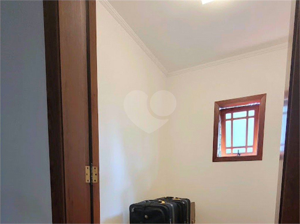 CASA ENCANTADORA EM CONDOMÍNIO FECHADO COM VISTA PARA A NATUREZA.