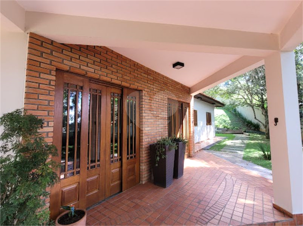 CASA ENCANTADORA EM CONDOMÍNIO FECHADO COM VISTA PARA A NATUREZA.
