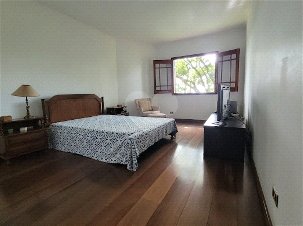 CASA ENCANTADORA EM CONDOMÍNIO FECHADO COM VISTA PARA A NATUREZA.