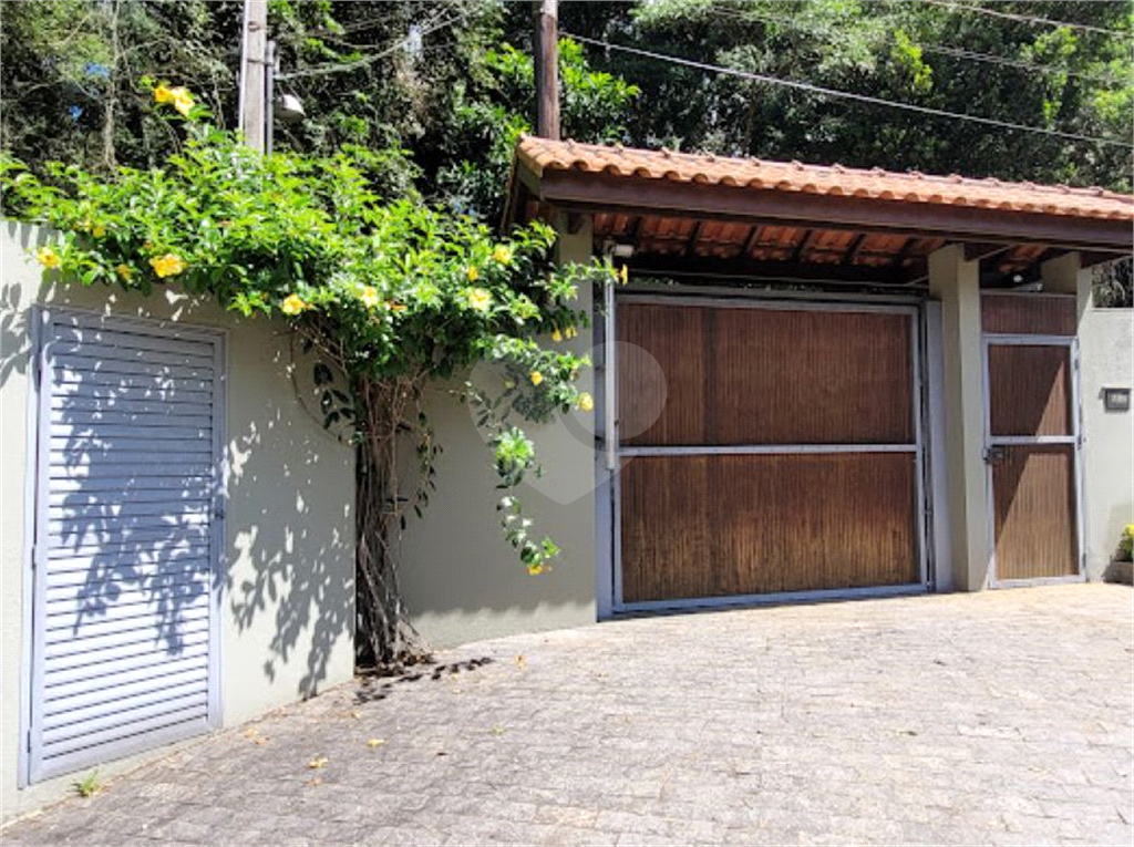 CASA ENCANTADORA EM CONDOMÍNIO FECHADO COM VISTA PARA A NATUREZA.