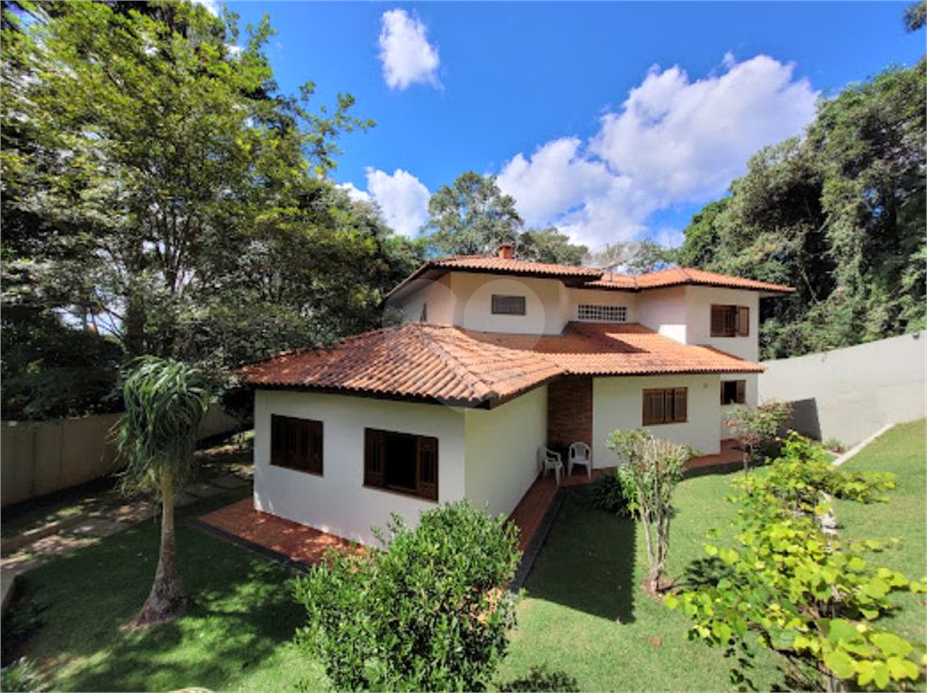 CASA ENCANTADORA EM CONDOMÍNIO FECHADO COM VISTA PARA A NATUREZA.