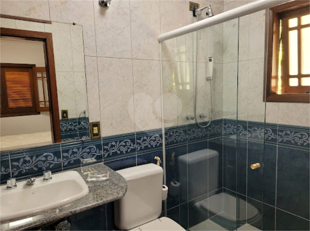 CASA ENCANTADORA EM CONDOMÍNIO FECHADO COM VISTA PARA A NATUREZA.