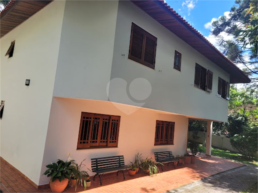 CASA ENCANTADORA EM CONDOMÍNIO FECHADO COM VISTA PARA A NATUREZA.