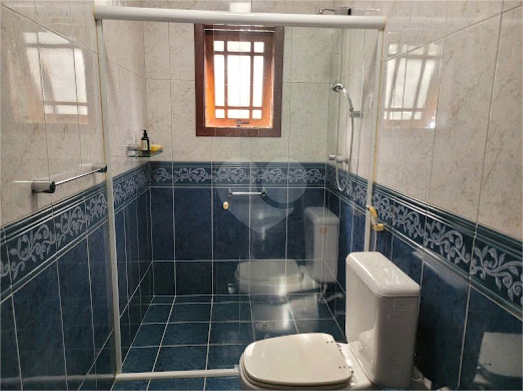 CASA ENCANTADORA EM CONDOMÍNIO FECHADO COM VISTA PARA A NATUREZA.