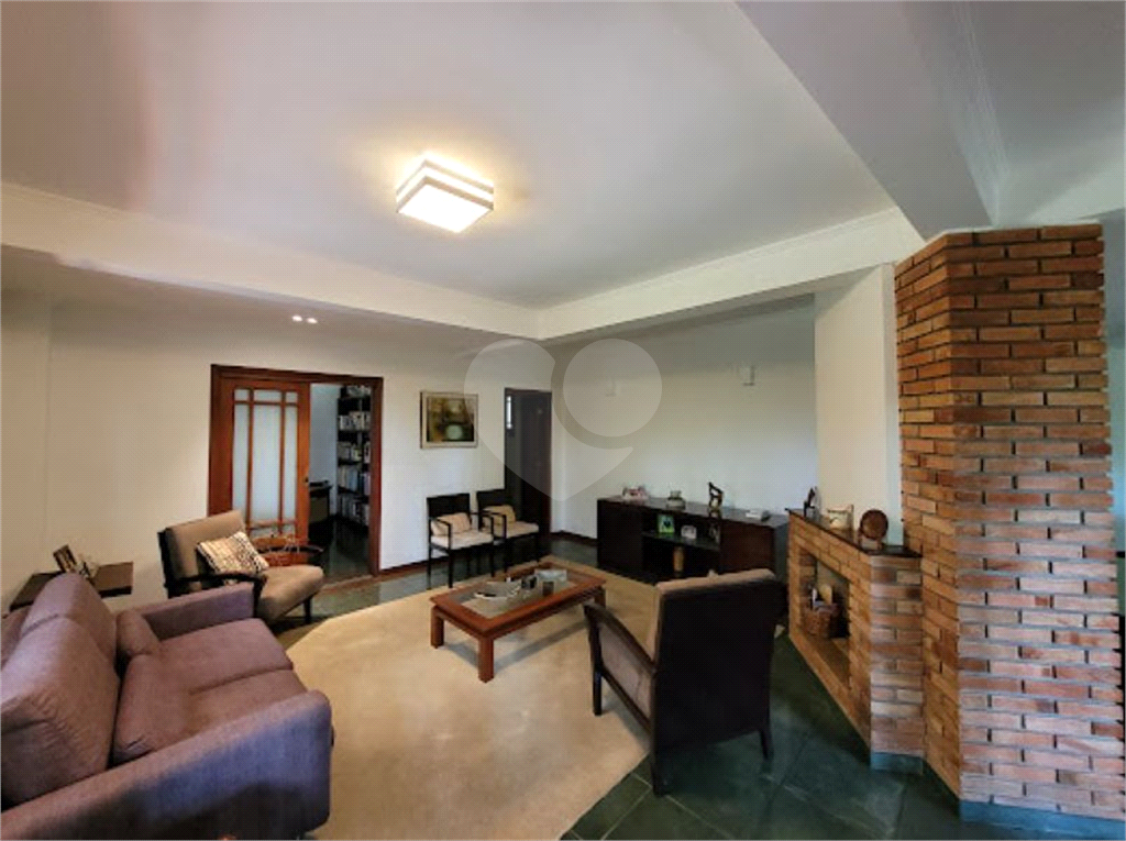 CASA ENCANTADORA EM CONDOMÍNIO FECHADO COM VISTA PARA A NATUREZA.