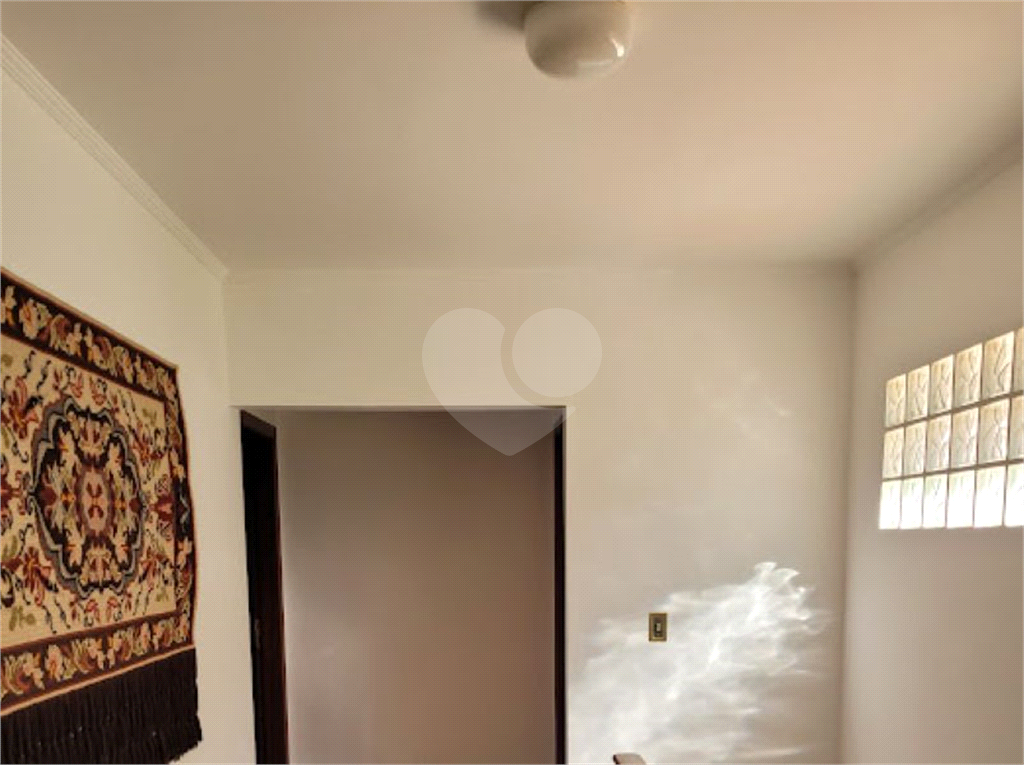 CASA ENCANTADORA EM CONDOMÍNIO FECHADO COM VISTA PARA A NATUREZA.