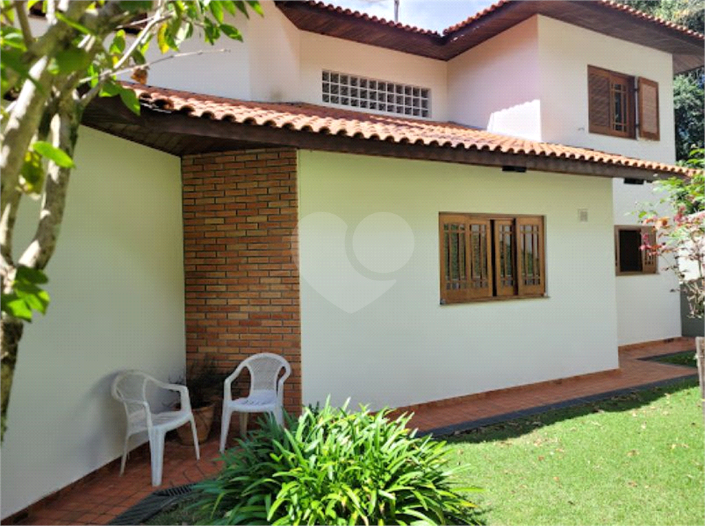 CASA ENCANTADORA EM CONDOMÍNIO FECHADO COM VISTA PARA A NATUREZA.