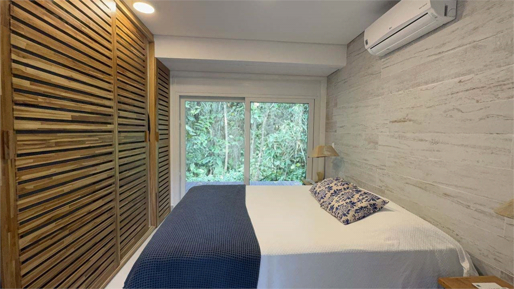 Casa Reformada à Venda na Praia da Baleia – 4 Suítes, Porteira Fechada e Condomínio com Lazer