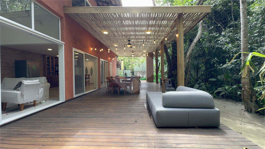Casa Reformada à Venda na Praia da Baleia – 4 Suítes, Porteira Fechada e Condomínio com Lazer