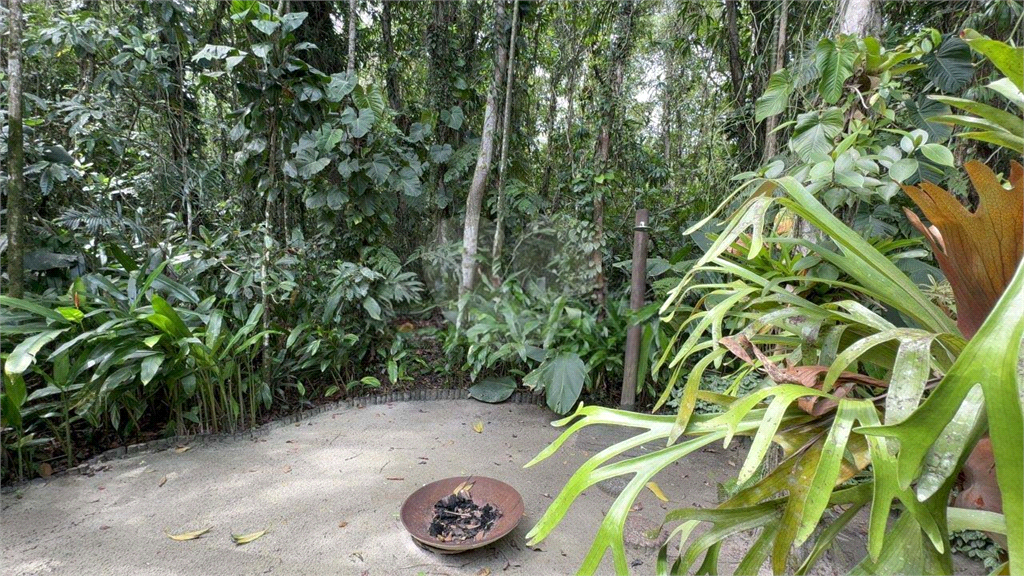 Casa Reformada à Venda na Praia da Baleia – 4 Suítes, Porteira Fechada e Condomínio com Lazer