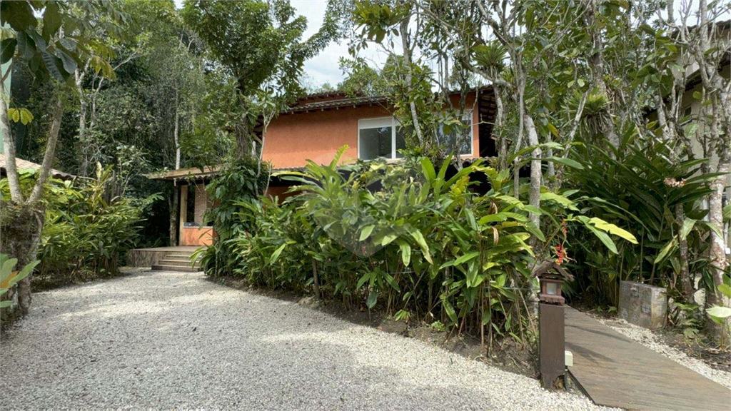 Casa Reformada à Venda na Praia da Baleia – 4 Suítes, Porteira Fechada e Condomínio com Lazer