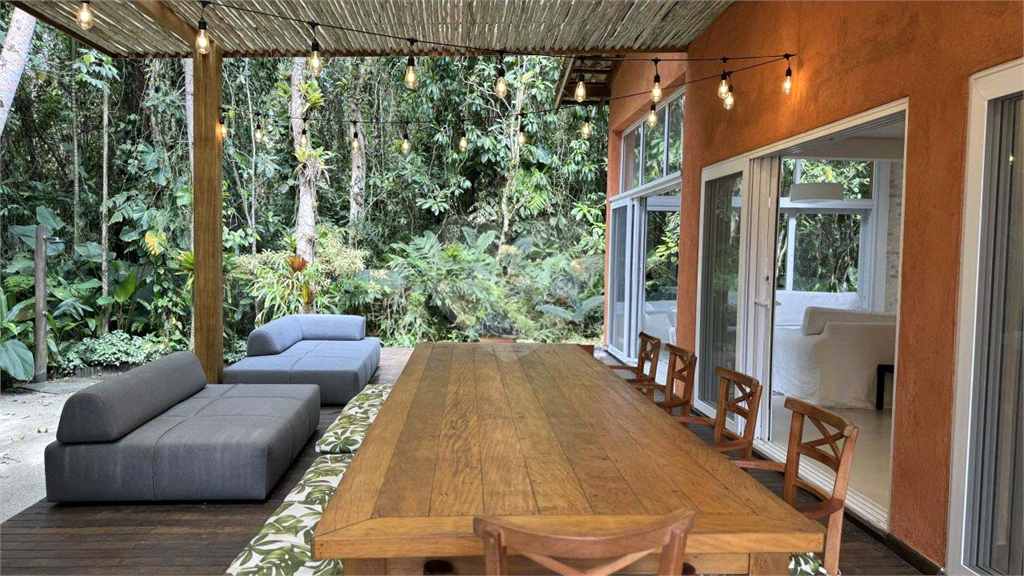 Casa Reformada à Venda na Praia da Baleia – 4 Suítes, Porteira Fechada e Condomínio com Lazer