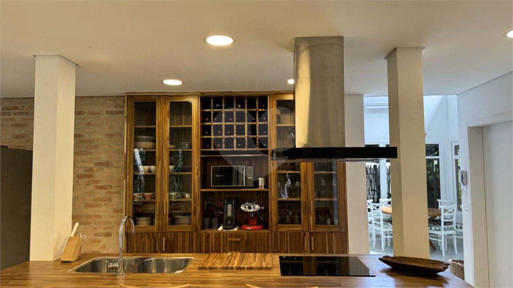 Casa Reformada à Venda na Praia da Baleia – 4 Suítes, Porteira Fechada e Condomínio com Lazer