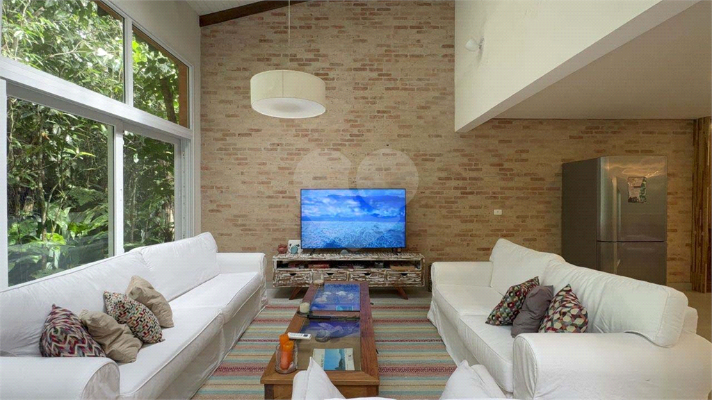 Casa Reformada à Venda na Praia da Baleia – 4 Suítes, Porteira Fechada e Condomínio com Lazer