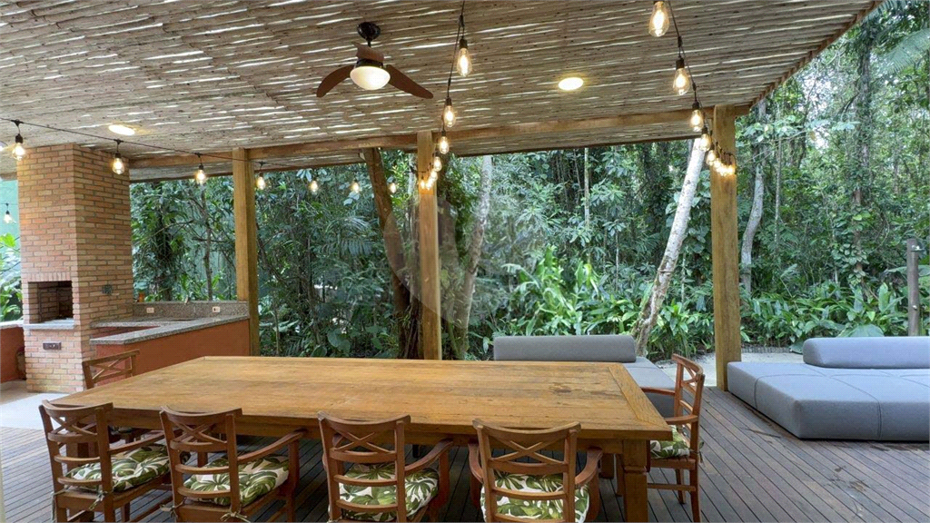 Casa Reformada à Venda na Praia da Baleia – 4 Suítes, Porteira Fechada e Condomínio com Lazer