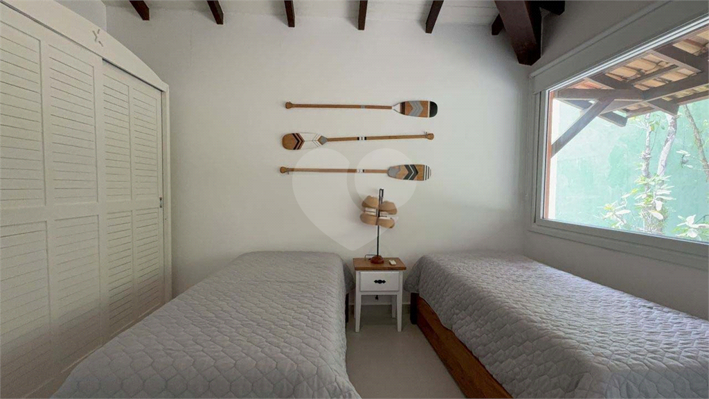 Casa Reformada à Venda na Praia da Baleia – 4 Suítes, Porteira Fechada e Condomínio com Lazer